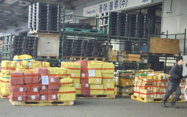 Hàng bị giữ ở Hải Quan vì sao? 6 lỗi khai báo người gửi thường mắc